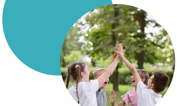 Imagen lado del logo act out campamento